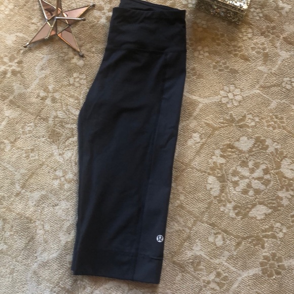 Lululemon athletic shorts - Picture 4 of 10